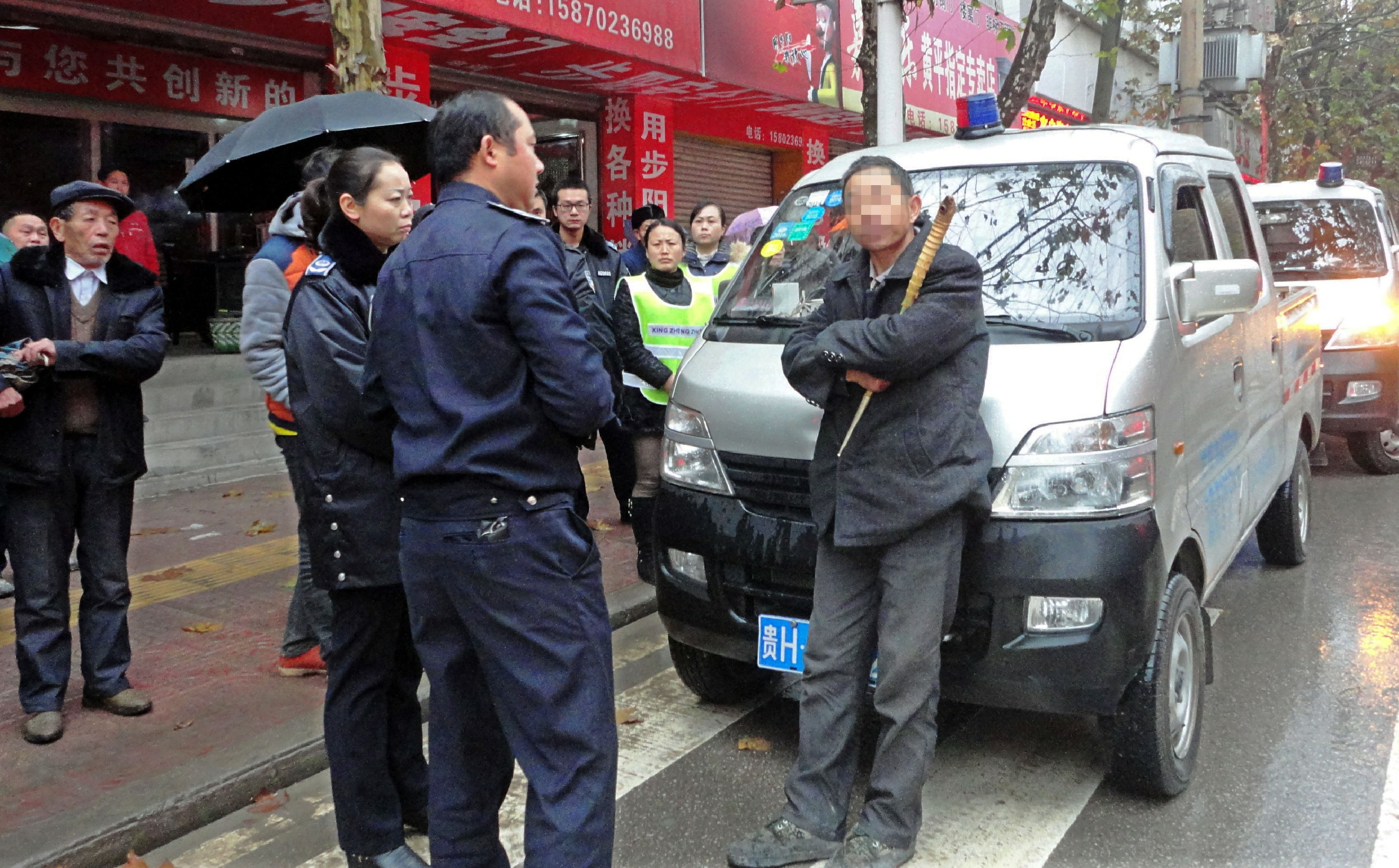 图为执法人员在现场教育和疏导无证经营的商贩