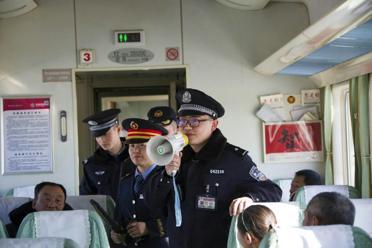 锡林乘警支队在值乘z322次列车举行防洪演练