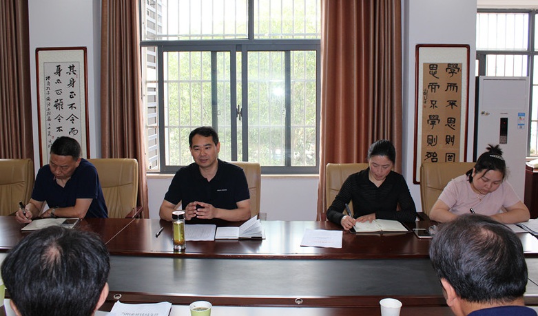 为 市移民局党组书记,局长刘向阳(左二)发言