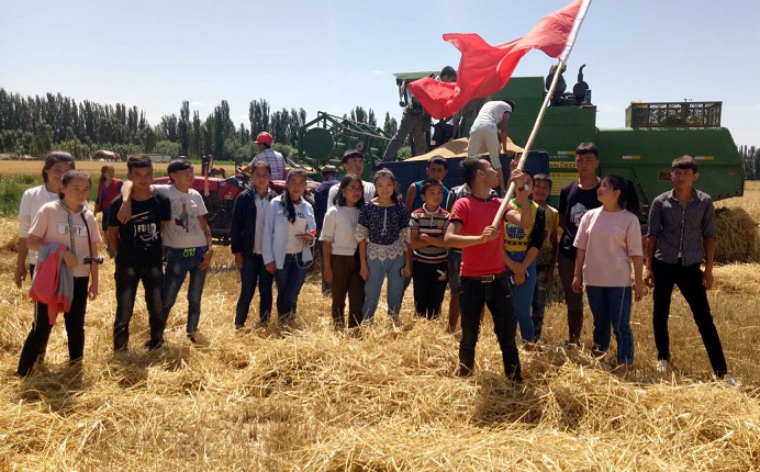 "7月14日,拜城县老虎台乡科克亚村村民沙吾提·马木提高兴地说.