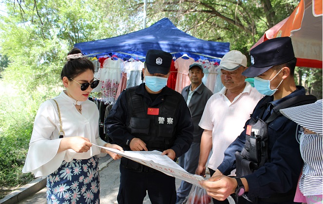 新疆额敏:移民警察把民法典送到群众身边