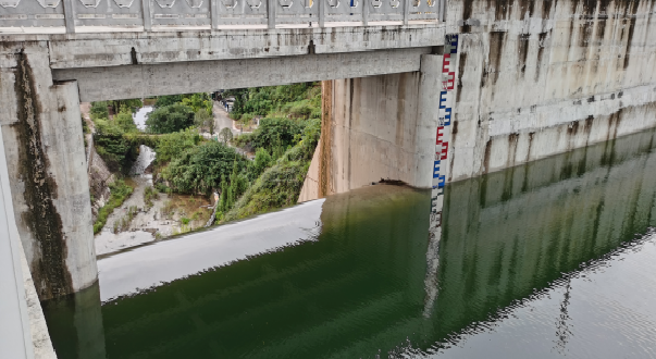 印地坝水库蓄水溢流.png