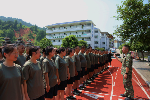 图为  县人武部政治委员邓元法在了解训练和生活情况现场（潘文军  摄影）.png