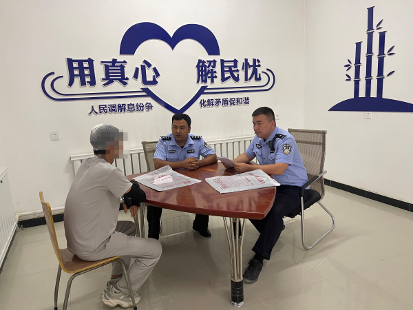 7月31日，沙雅县公安局海楼派出所民警向受害人小凯询问事情经过.png