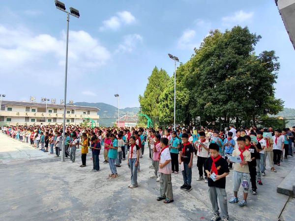 9月5日，东朗镇中心小学为全体师生认真倾听吴光清法治副校长进行交通安全教育.jpg