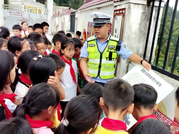 9月6日，法治副校长利用展板在东朗镇摆德小学为全体师生进行法制教育活动.jpg