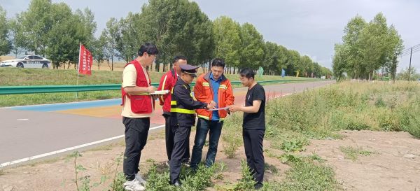 （执法人员向群众宣传《中华人民共和国公路法》等法律法规）.jpg