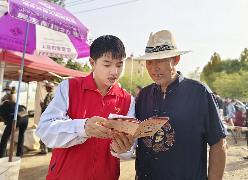 三团医院中医馆医师在为群众做健康知识宣传.jpg