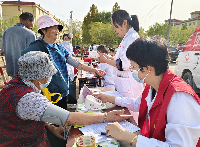 下沉专家和三团医院骨干医师一起在给群众测血压.jpg