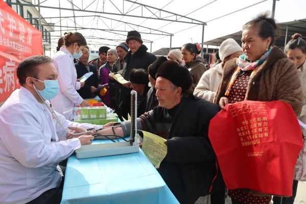 2025年2月19日，医务人员在乌什县依麻木镇依麻木镇农贸市场上开展义诊活动。当日，依麻木镇新时代文明实践所联合文化站、司法所、卫生院等多个部门开展文化、科技、卫生“三下乡”志愿服务活动，为各族群众送去丰富多彩的惠民、利民医疗文化服务。外力·克依木 摄 (8).JPG