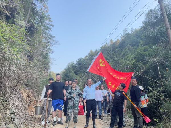 03251742892734785606.jpg 清理蓄水池1.jpg