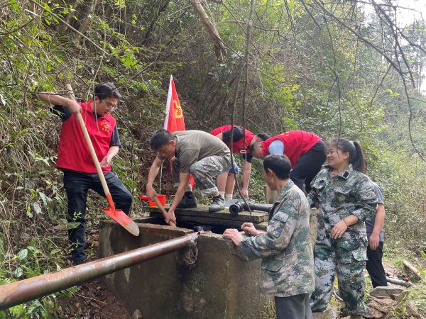 03251742892742293395.jpg 清理蓄水池2.jpg