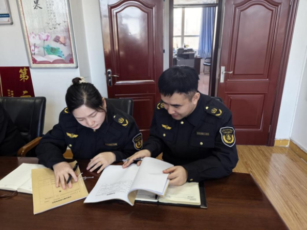 图一：察布查尔执法大队一行在我大队开展案卷互评互查工作.png