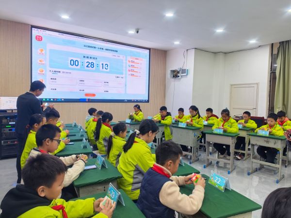1月13日，学生在从江县城关第一小学参加首届数学思维素养大赛。 (3).jpg