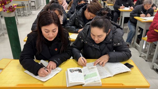 参与学习的村民正在联系写汉字.JPG