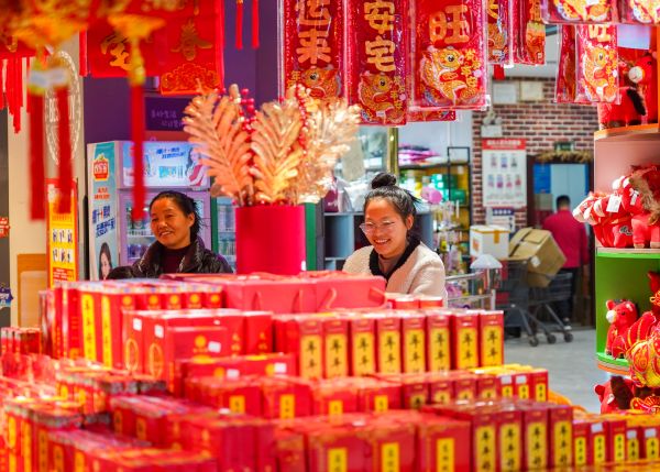 2026年1月29日，市民在贵州省从江县一家超市内选购商品。 (9).jpg