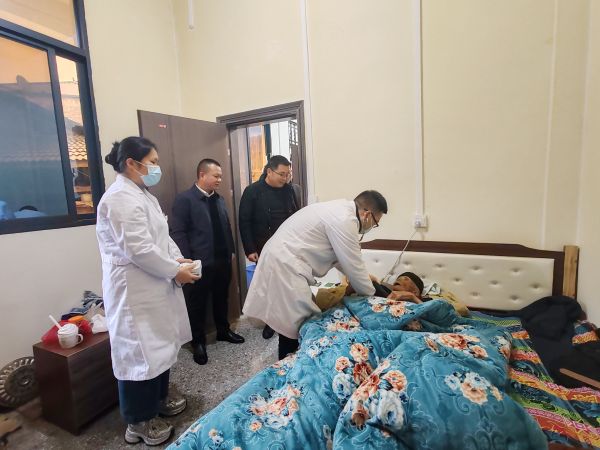 图为  医务人员为老兵检查身体现场（唐健  摄）.jpg