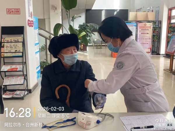 02051770291654177562.jpg 春节前夕,图为十二团医院社区卫生服务中心家庭医生李淑琴为老人量血压等健康服务。.jpg