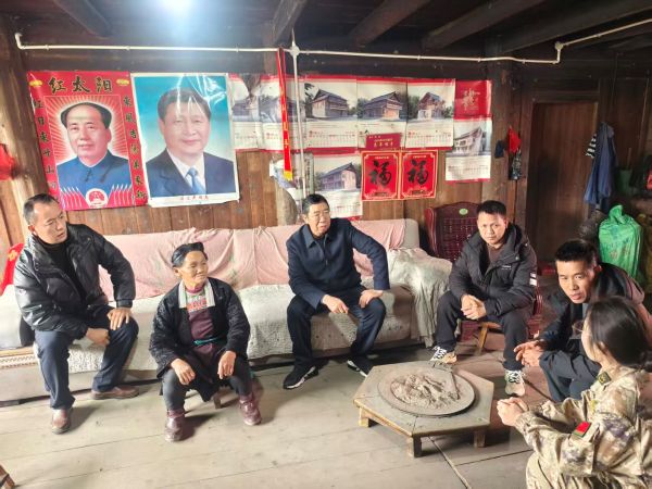 02111770816485658861.jpg 图为 慰问组一行在丙妹镇大塘村与现役军人贾某华家属座谈现场(陈大宇 摄).jpg