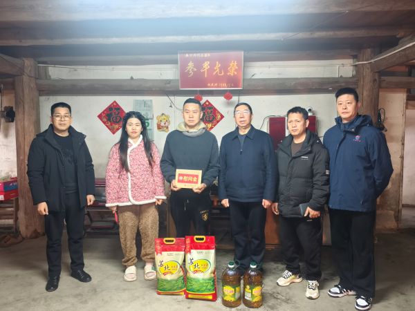 02111770816492861815.jpg 图为 在高增乡银良村慰问退役军人吴奎荣合影现场(陈大宇 摄).jpg