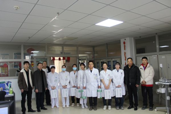 02221771758218883882.jpg 图为院领导慰问内科坚守岗位的医护人员。.JPG