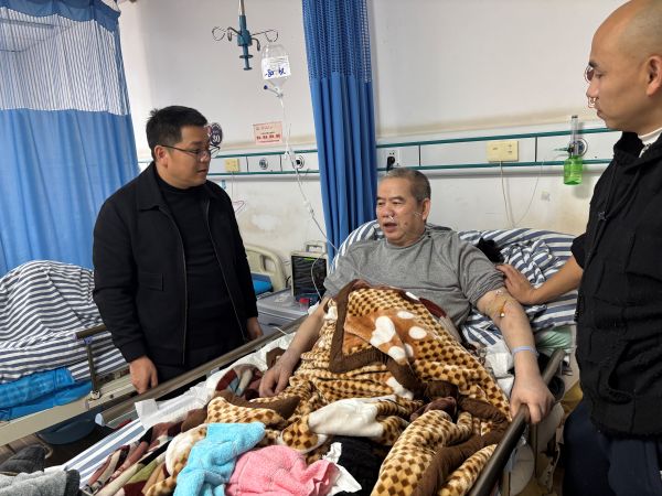 图为  陆远海与石怀江及其家属亲切交谈现场（吴先红  摄）.jpg