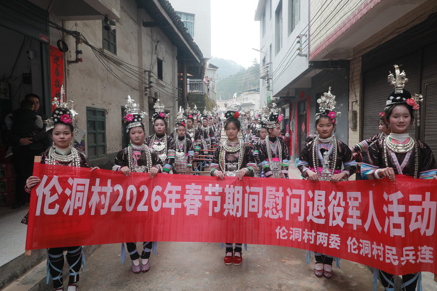 03011772377464351711.png 图为 慰问队伍(杨昌颖 摄)1.png