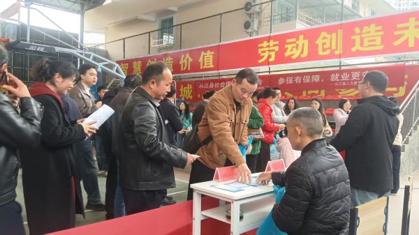 03021772450837553525.jpg 图为 发放宣传资料现场(卢月圆 摄).jpg