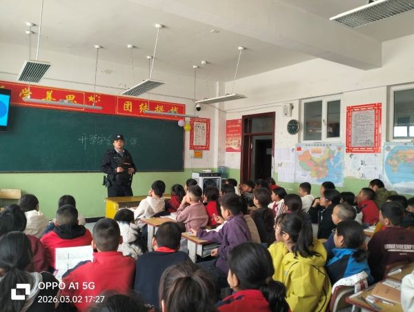 塔里木乡派出所开展中心学校“开学安全第一课”专题开讲活动，现场师生认真听讲.jpg