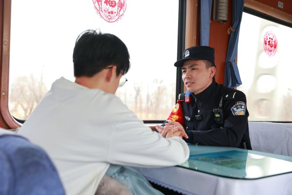 安童有针对性地对学生旅客开展安全宣传——摄影杜星宇.JPG