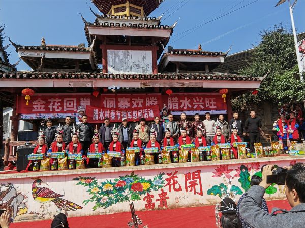 03041772637738894832.jpg 图为 贯洞镇腊水村姑妈回娘家开展集中慰问现役军人家属和退役军人合影现场(陆远海 摄).jpg