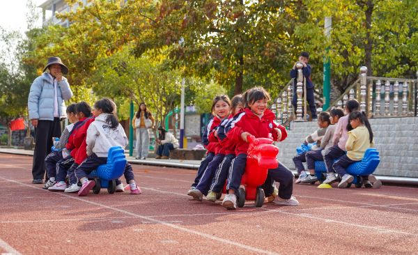 2026年3月4日，学生在贵州省从江县城关第四小学玩骑旱马游戏。 (6).jpg