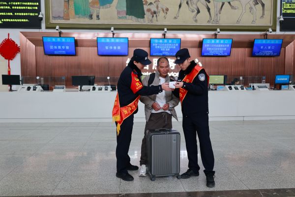 03051772709151683656.jpg 民警为乘车旅客解答疑问—摄影崔杰.jpg