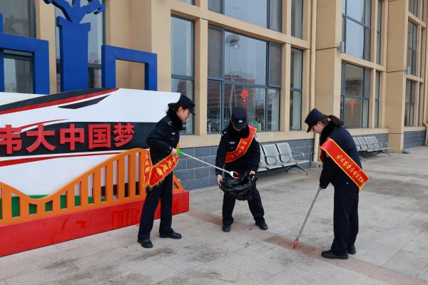 03051772709160198215.jpg 民警在站区进行卫生清扫—摄影崔杰.JPG