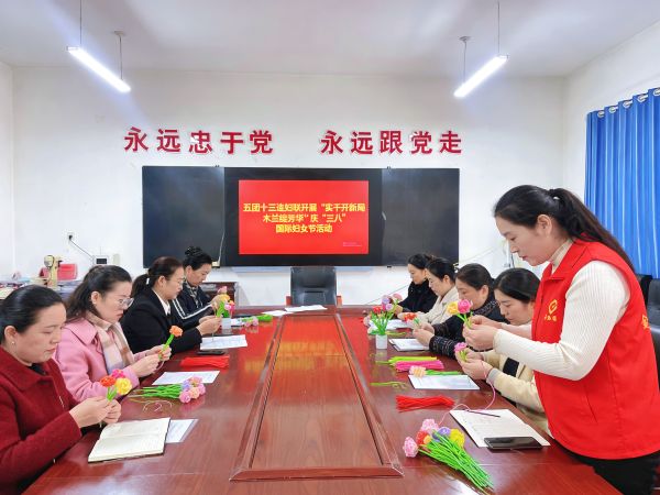 志愿者讲解扭扭花制作过程.JPG