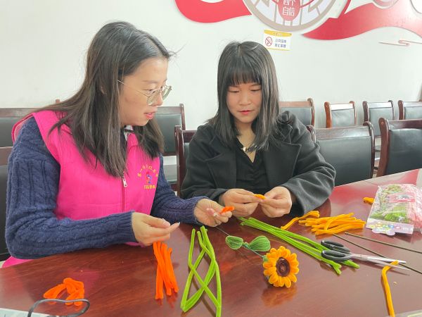 志愿者指导制作扭扭花束.JPG