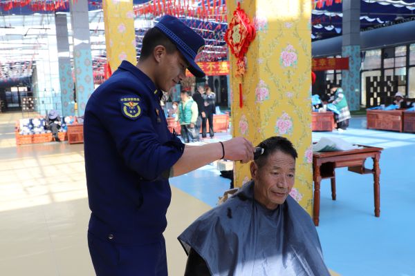 03051772713217159163.jpg 图为指战员为老人理发.JPG