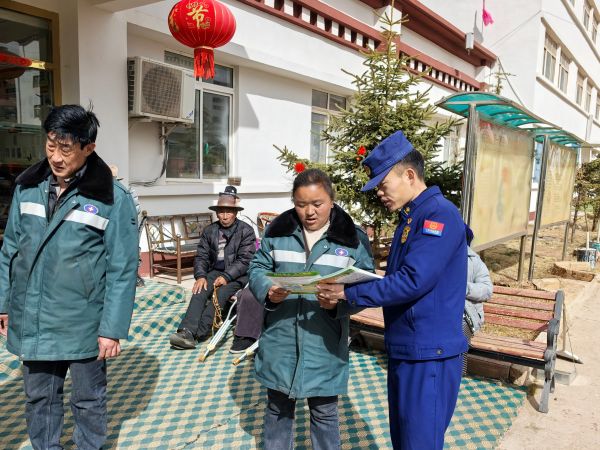03051772713221810396.jpg 图为指战员向工作人员讲解防火知识.jpg