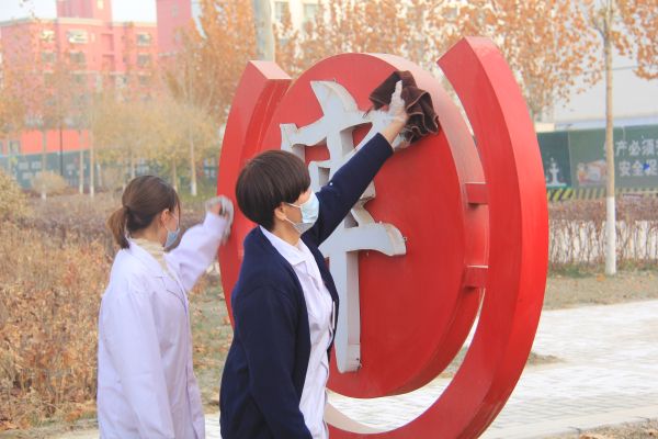 03051772713704314848.jpg 学雷锋纪念日期间,图为十二团医院净化环境青年志愿者擦拭医院内的宣传栏.JPG