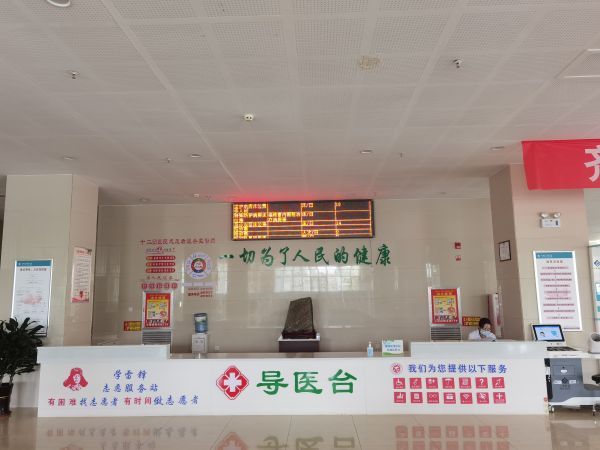 03051772713857788902.jpg 图为十二团医院学雷锋志愿者导诊站.jpg