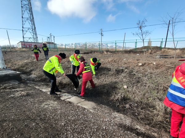 图二：联合夏尔湖收费站清理公路沿线垃圾.jpg