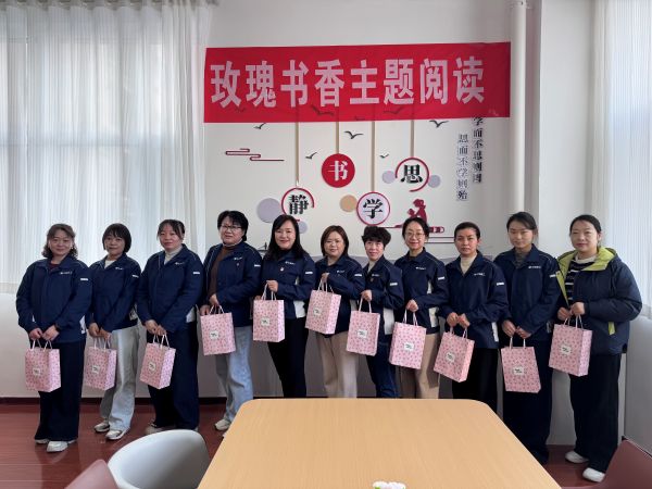 03061772789851388433.jpg 玫瑰书香润芳华 家风家书庆三八——天筑三家单位联合开展三八国际妇女节主题活动 (1).JPG