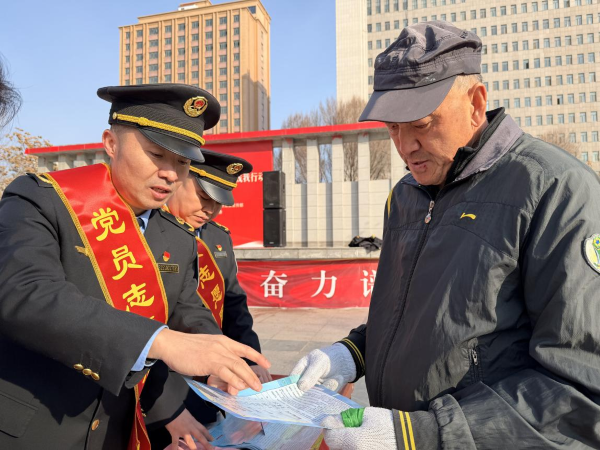03061772793951529754.png (图一)执法人员开展普法活动.png