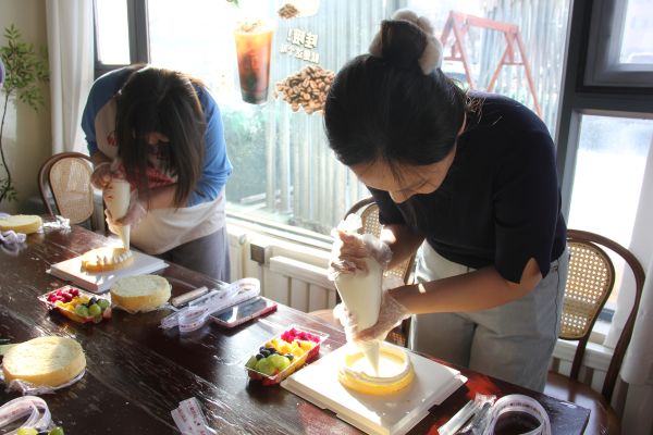 03061772796411963351.jpg 巾帼绽芳华 烘焙暖人心——天筑润天公司开展庆“三八”DIY蛋糕制作活动2.JPG