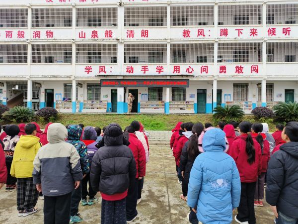 03061772798785572299.jpg 图为 退役军人讲解示范动作要领现场(何玉简 摄).jpg