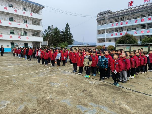 03061772798790711259.jpg 图为 学生认真模仿现场(何玉简 摄).jpg