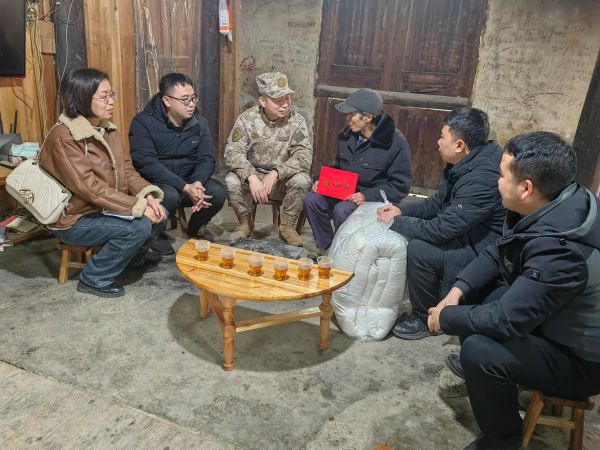 03061772799463209325.jpg 图为 县人武部政委邓元法带队在斗里镇慰问现场(潘文军 摄).jpg