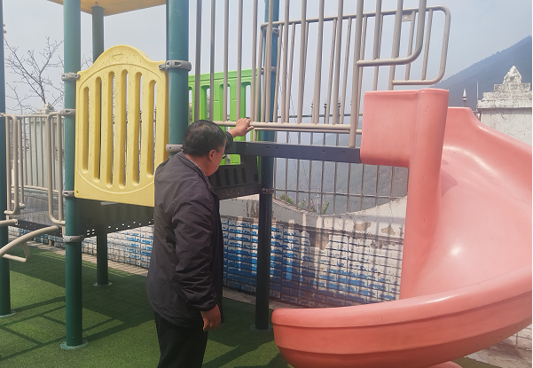 查看幼儿园大型玩具.png