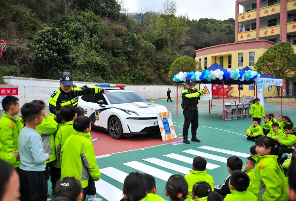 2026年3月10日，民警在贵州省从江县城关第一小学向学生们普及交通安全知识。 (2).jpg