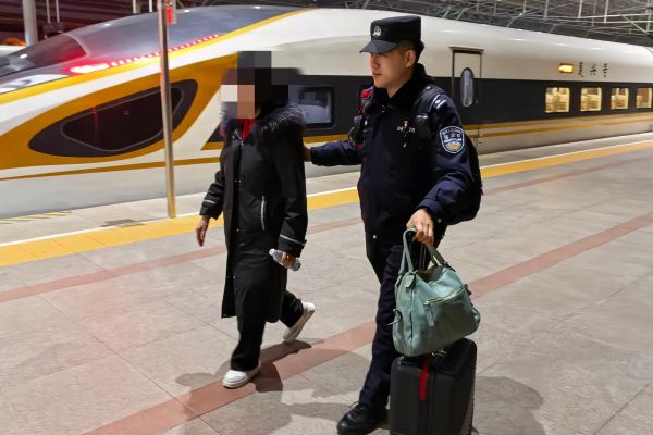 03161773658362987200.jpg 乘警长田磊在站台贴心护送受助老人.jpg